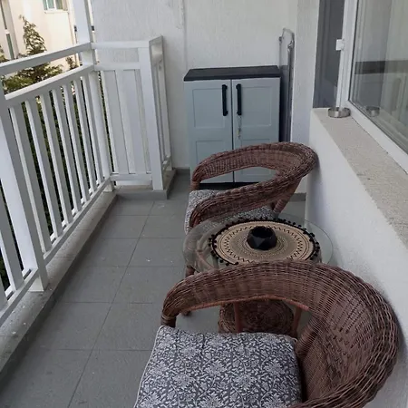 Alexandria Apartment *